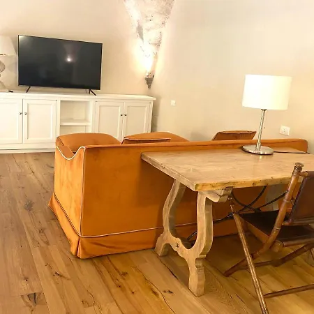 Accademia Newly Renovated Ancient Abbey Apartment *